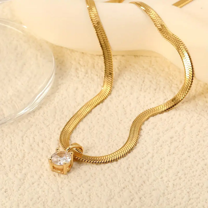 Elegant necklace with a zirconia pendant | Gold